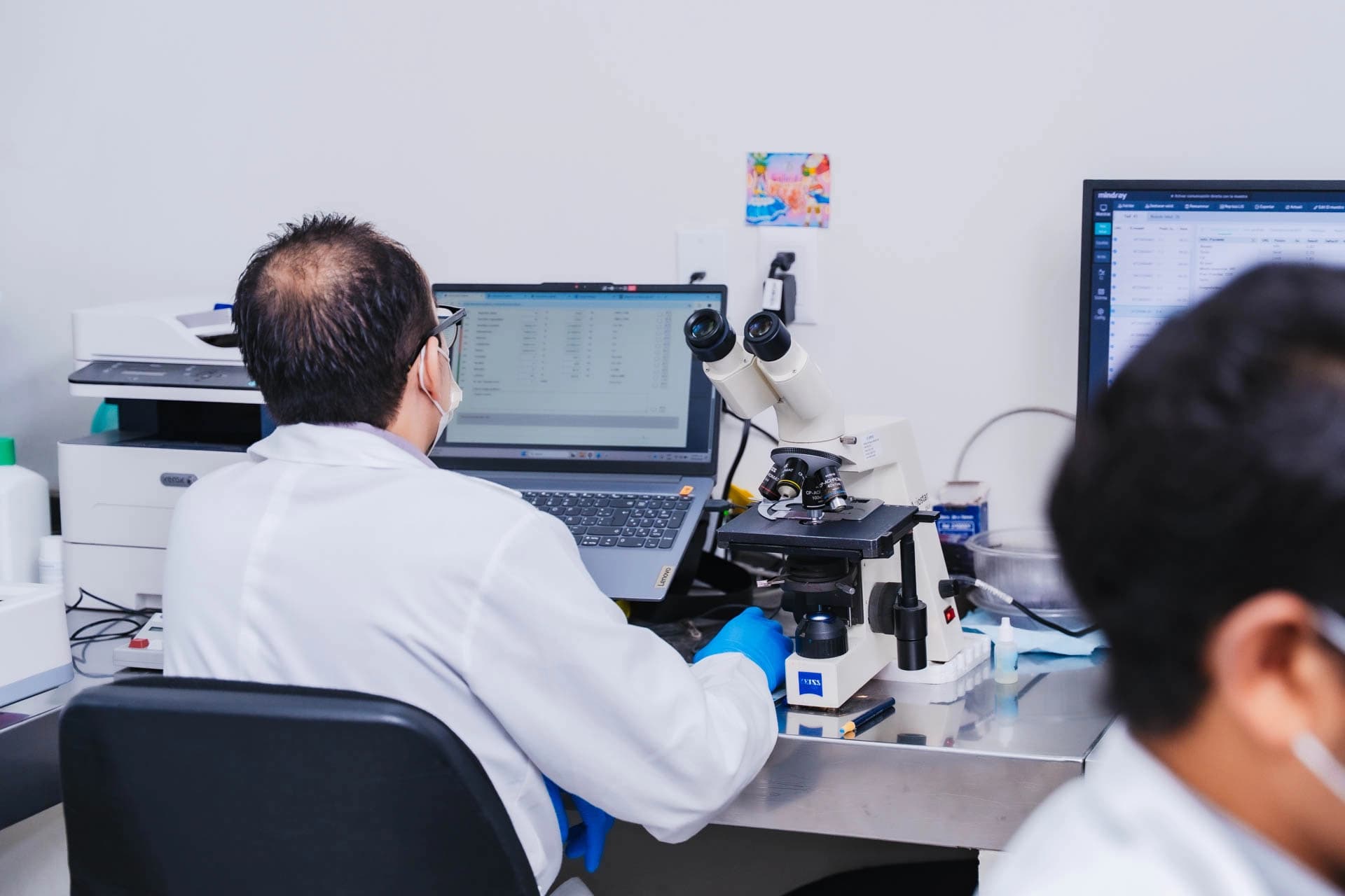 Tecnología en laboratorio: qué aporta a tus resultados